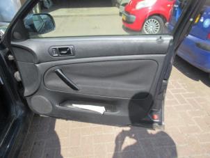Usados Tapizado de puerta de 4 puertas derecha delante Volkswagen Passat Variant (3B5) 1.6 Precio € 50,00 Norma de margen ofrecido por Boekholt autodemontage B.V