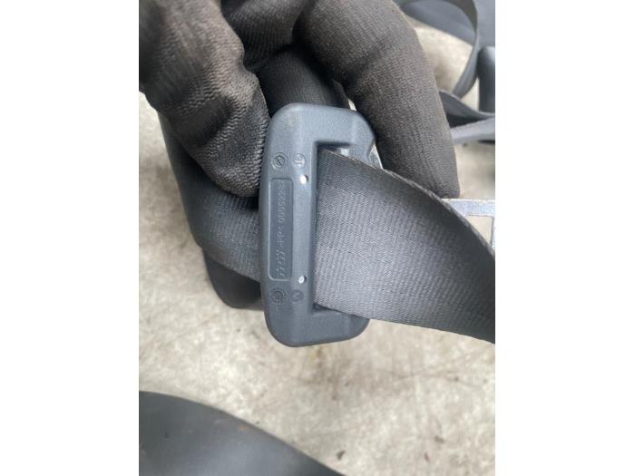 Rear seatbelt, left from a Renault Clio III (BR/CR) 1.2 16V 75 2011