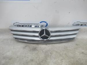 Begagnade Grill Mercedes A (W169) 2.0 A-180 CDI 16V 5-Drs. Pris € 65,00 Marginaltabell erbjuds av Boekholt autodemontage B.V