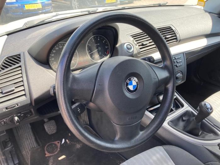 Steering wheel from a BMW 1 serie (E87/87N) 118i 16V 2006