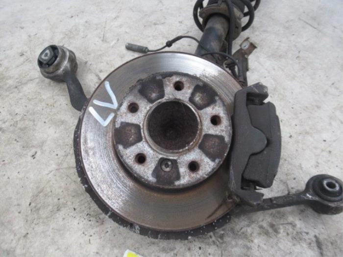 Front wheel hub from a BMW 1 serie (E87/87N) 118i 16V 2006