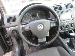 Używane Poduszka powietrzna lewa (kierownica) Volkswagen Golf V (1K1) 1.6 Cena € 125,00 Procedura marży oferowane przez Boekholt autodemontage B.V