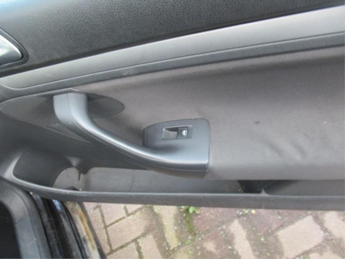 Tapicerka drzwi prawych wersja 2-drzwiowa z Volkswagen Golf V (1K1) 1.6 2007