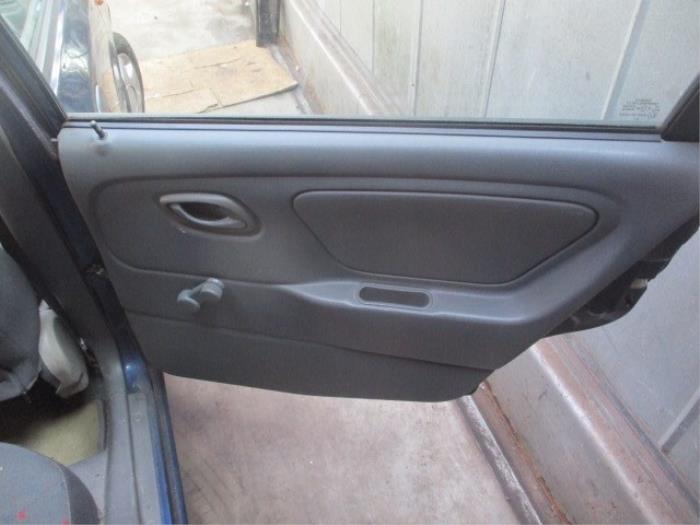 Tapizado de puerta de 4 puertas derecha detrás de un Suzuki Alto (RF410) 1.1 16V 2003