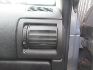 Usados Rejilla de aire de salpicadero Opel Astra G (F08/48) 1.6 Precio € 25,00 Norma de margen ofrecido por Boekholt autodemontage B.V
