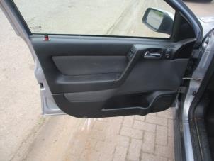 Używane Tapicerka drzwi lewych przednich wersja 4-drzwiowa Opel Astra G (F08/48) 1.6 Cena € 45,00 Procedura marży oferowane przez Boekholt autodemontage B.V