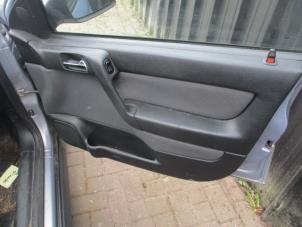 Usados Tapizado de puerta de 4 puertas derecha delante Opel Astra G (F08/48) 1.6 Precio € 45,00 Norma de margen ofrecido por Boekholt autodemontage B.V