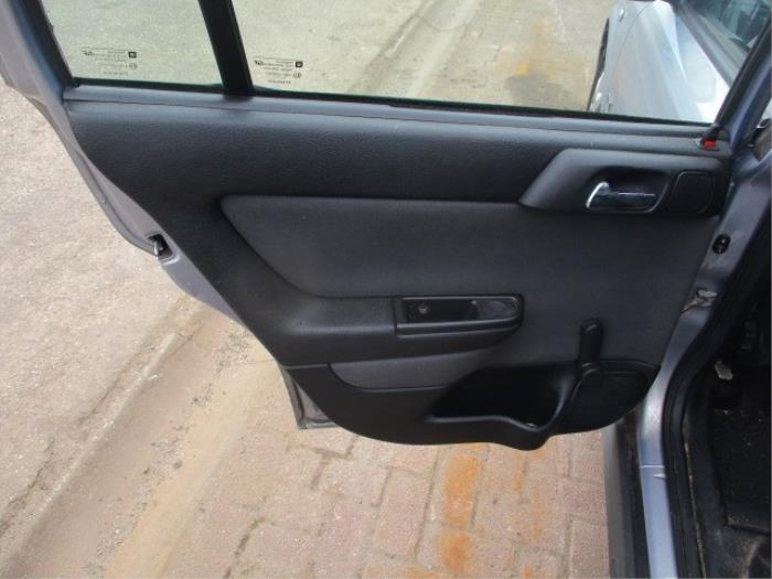 Revêtement portière haut 4portes arrière gauche d'un Opel Astra G (F08/48) 1.6 2003