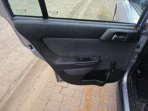 Używane Tapicerka drzwi lewych tylnych wersja 4-drzwiowa Opel Astra G (F08/48) 1.6 Cena € 45,00 Procedura marży oferowane przez Boekholt autodemontage B.V