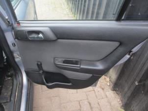 Używane Tapicerka drzwi prawych tylnych wersja 4-drzwiowa Opel Astra G (F08/48) 1.6 Cena € 45,00 Procedura marży oferowane przez Boekholt autodemontage B.V