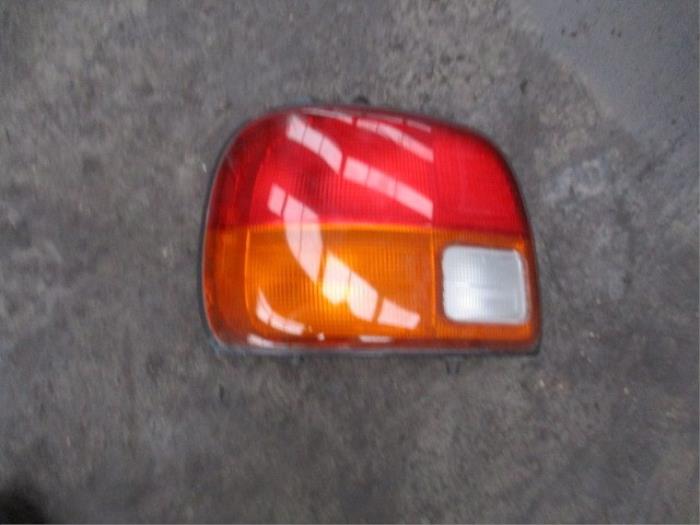 Rücklicht links van een Daihatsu Cuore (L251/271/276) 850,Domino 1998