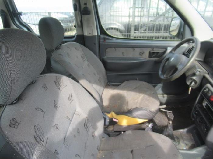 Headrest from a Peugeot Partner Combispace 1.6 16V VTC 2001