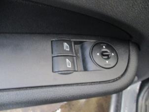 Usados Interruptor de ventanilla eléctrica Ford Focus 2 Wagon 1.6 16V Precio € 20,00 Norma de margen ofrecido por Boekholt autodemontage B.V