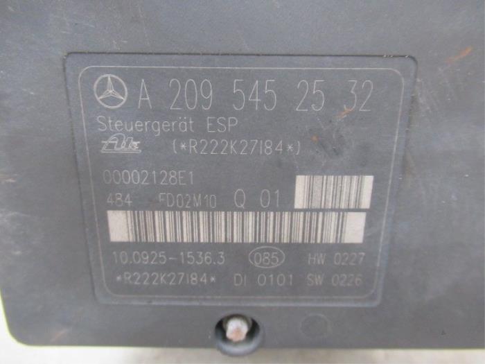 Pompe ABS d'un Mercedes-Benz C (W203) 1.8 C-200K 16V 2002