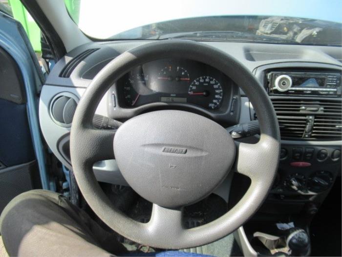 Steering wheel from a Fiat Punto II (188) 1.2 16V 2000