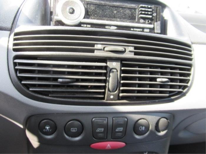 Dashboard vent from a Fiat Punto II (188) 1.2 16V 2000