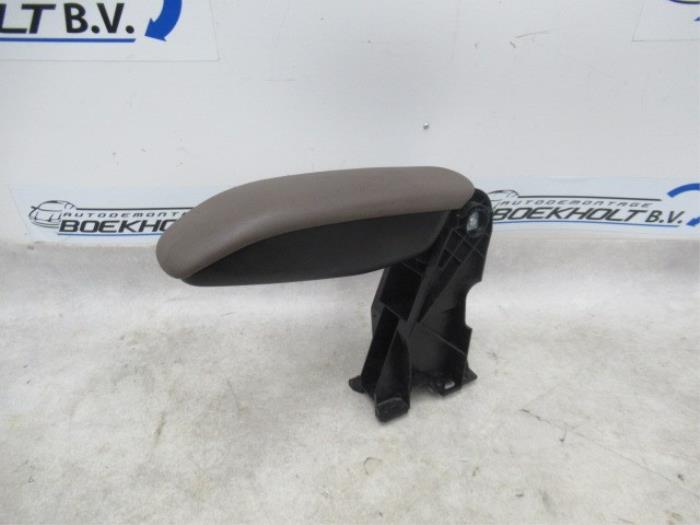 Armrest from a Citroën C4 Cactus (0B/0P) 1.6 Blue Hdi 100 2015