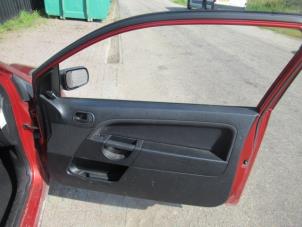 Używane Tapicerka drzwi prawych wersja 2-drzwiowa Ford Fiesta 5 (JD/JH) 1.3 Cena € 45,00 Procedura marży oferowane przez Boekholt autodemontage B.V