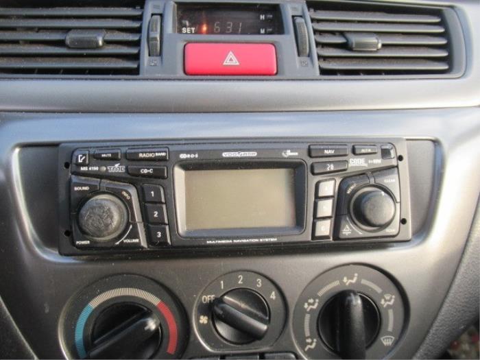 Używane Radio Mitsubishi Lancer Wagon (CS/CT) 1.6 16V Cena € 50,00 Procedura marży oferowane przez Boekholt autodemontage B.V