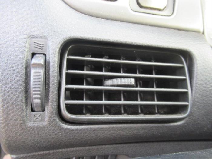 Rejilla de aire de salpicadero de un Mitsubishi Lancer Wagon (CS) 1.6 16V 2006