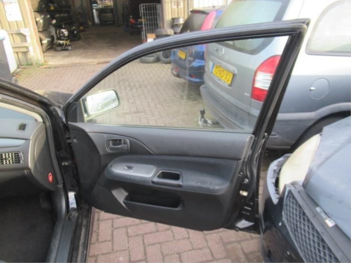 Tapicerka drzwi prawych przednich wersja 4-drzwiowa z Mitsubishi Lancer Wagon (CS) 1.6 16V 2006