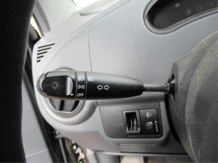 Interruptor de indicador de dirección de un Chevrolet Matiz 2007