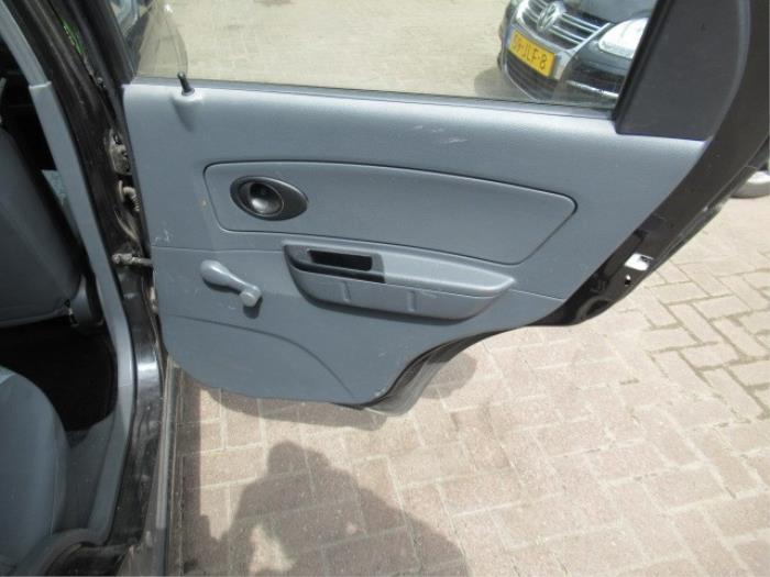 Tapizado de puerta de 4 puertas derecha detrás de un Chevrolet Matiz 2007
