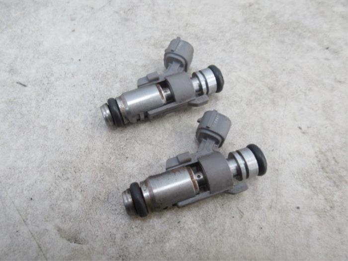 Injector (petrol injection) from a Peugeot 206 SW (2E/K) 1.4 16V 2004