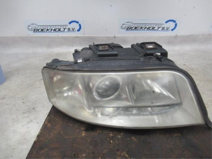 Headlight, right from a Audi A6 Avant (C5) 2.5 TDI V6 24V 2005