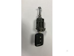 Używane Wkladka zamka drzwiowego lewa Nissan Primera (P12) 1.8 16V Cena € 50,00 Procedura marży oferowane przez Boekholt autodemontage B.V