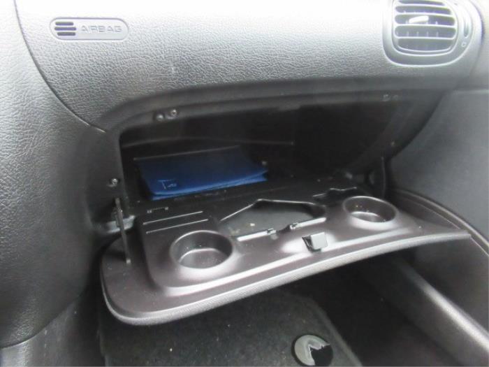 Boîte à gants d'un Peugeot 206 SW (2E/K) 1.4 16V 2004