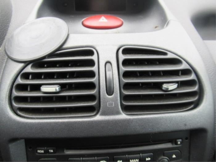 Dashboard vent from a Peugeot 206 SW (2E/K) 1.4 16V 2004