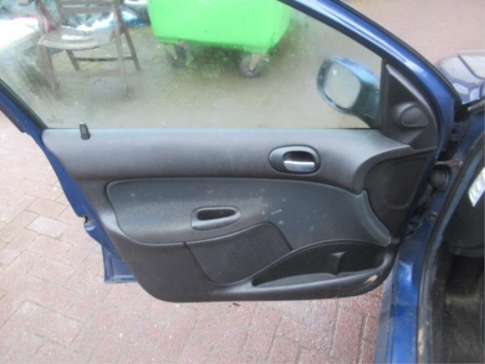 Door trim 4-door, front left from a Peugeot 206 SW (2E/K) 1.4 16V 2004