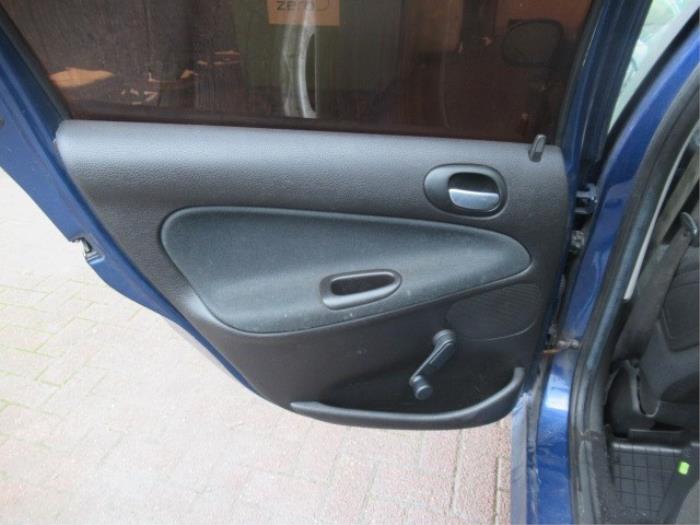 Revêtement portière 4portes arrière gauche d'un Peugeot 206 SW (2E/K) 1.4 16V 2004