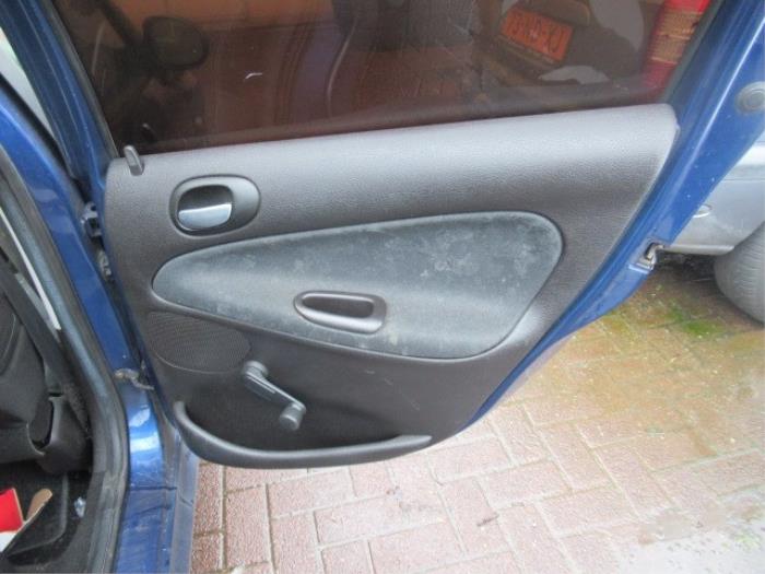 Rear door trim 4-door, right from a Peugeot 206 SW (2E/K) 1.4 16V 2004