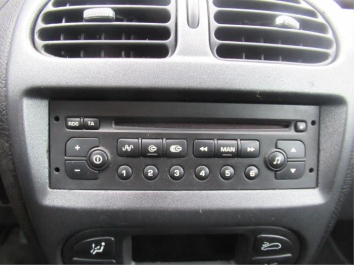 Radio CD player from a Peugeot 206 SW (2E/K) 1.4 16V 2004