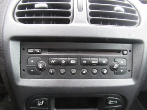 Używane Radioodtwarzacz CD Peugeot 206 SW (2E/K) 1.4 16V Cena € 70,00 Procedura marży oferowane przez Boekholt autodemontage B.V