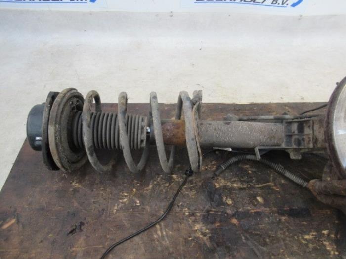 Front shock absorber rod, left from a Peugeot 206 SW (2E/K) 1.4 16V 2004