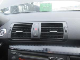 Usados Rejilla de aire de salpicadero BMW 1 serie (E87/87N) 118i 16V Precio € 45,00 Norma de margen ofrecido por Boekholt autodemontage B.V