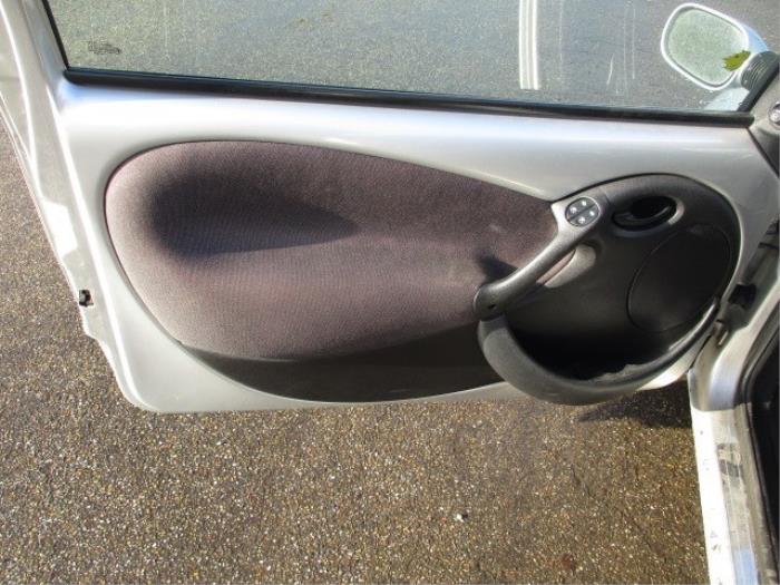 Tapizado de puerta de 2 puertas izquierda de un Ford Ka I 1.3i 2005
