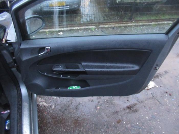 Tapicerka drzwi prawych wersja 2-drzwiowa z Opel Corsa D 1.3 CDTi 16V ecoFLEX 2011