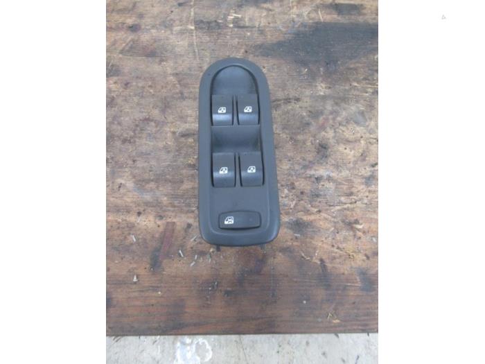 Electric window switch from a Renault Megane II (BM/CM) 1.5 dCi 80 2004