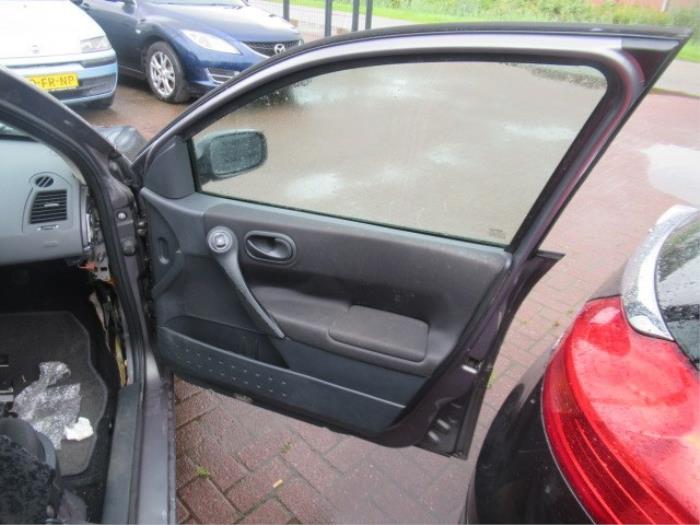 Tapicerka drzwi prawych przednich wersja 4-drzwiowa z Renault Megane II (BM/CM) 1.5 dCi 80 2004