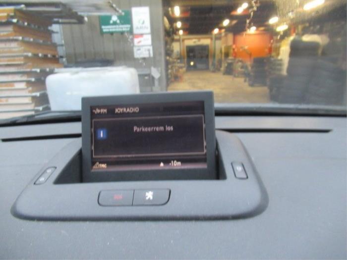 Navigation display from a Peugeot 5008 I (0A/0E) 1.6 VTI 16V 2011