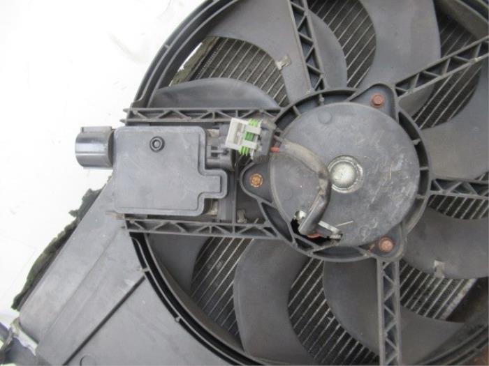 Radiator fan from a Ford Focus C-Max 1.6 16V 2004