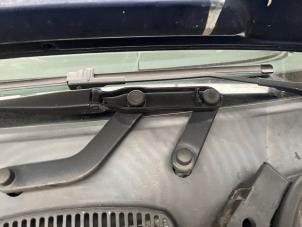 Used Front wiper arm Ford Focus C-Max 1.6 16V Price on request offered by Boekholt autodemontage B.V