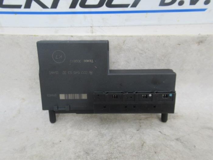 Używane Modul Comfort Mercedes E Combi (S210) 2.2 E-220 CDI 16V Cena € 35,00 Procedura marży oferowane przez Boekholt autodemontage B.V