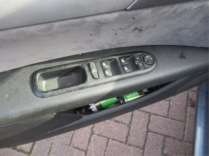 Electric window switch from a Peugeot 407 (6D) 2.0 16V 2005