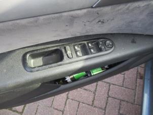 Usados Interruptor de ventanilla eléctrica Peugeot 407 (6D) 2.0 16V Precio € 40,00 Norma de margen ofrecido por Boekholt autodemontage B.V