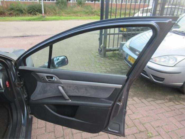Tapicerka drzwi prawych przednich wersja 4-drzwiowa z Peugeot 407 (6D) 2.0 16V 2005